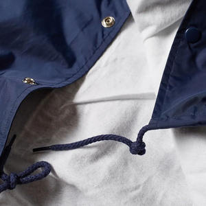 Veste de coach pour homme, personnalisable avec logo, grande taille, à capuche, logo sur le devant, imperméable, coupe-vent, respirante, en polyester enduit, style sportif - Product Image 5