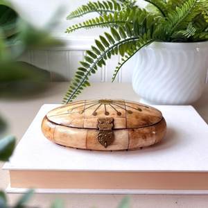 Caja de Joyería con Incrustaciones de Hueso Estilo Vintage, Hecha a Mano por Artesanos, Estuche Decorativo de Almacenamiento para Mujeres, Elegante Organizador para Joyas - Product Image 1