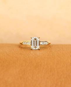 Bague solitaire de luxe en or jaune 18 carats avec diamant émeraude taille VS1 de 1,01 carat, cultivé en laboratoire, idéale comme bague de promesse ou cadeau de fiançailles - Product Image 2