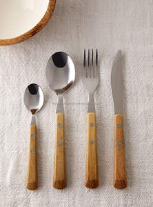 Cubiertos de metal reutilizables con mango de madera que promueven la vida ecológica y reducen los residuos de los utensilios de plástico desechables - Product Image 6