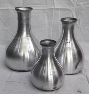 Juego de 3 Macetas de Flores de Aluminio de Estilo Moderno y Lujoso con Fondo Grueso Pulido para Decoración del Hogar, Puerta, Balcón, Hecho en India - Product Image 1