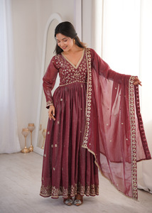 Elegante Conjunto de Kurta Larga de Seda con Lentejuelas y Pantalones de Micro Algodón, Dupatta de Encaje Bordado, Atuendo Étnico para Mujer para Ocasiones Especiales - Product Image 2