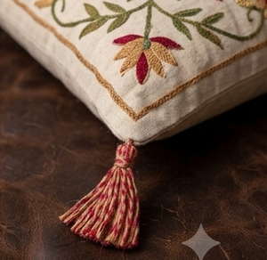Coussin décoratif d'appoint pour salon avec pompons - Product Image 1