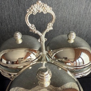 Elegante Porta Chocolates y Frutos Secos Plateado en Plata de Ley con Tres Compartimentos, Ideal para Eventos Festivos y Reuniones - Product Image 3