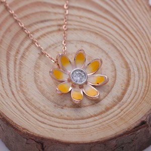 Pendentif Fleur de Marguerite en Émail Jaune avec Diamant de Laboratoire Certifié IGI, en Or 18K Plaqué Rhodium, Taille Brillant - Product Image 5