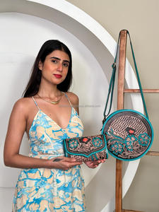 กระเป๋าสตางค์หนังแท้อุปกรณ์มือสไตล์ตะวันตกใหม่ปี2024กระเป๋าสตางค์โบฮีเมียนลายดอกไม้มีฝาปิดซิปเหมาะสำหรับเป็นของขวัญสำหรับผู้หญิง - Product Image 3