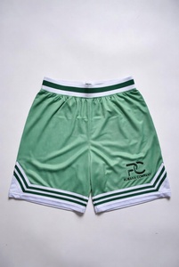 Shorts de basket-ball rose vif avec bordure blanche et rose et logo RC, pour un look élégant et professionnel pour les équipes sportives. - Product Image 3