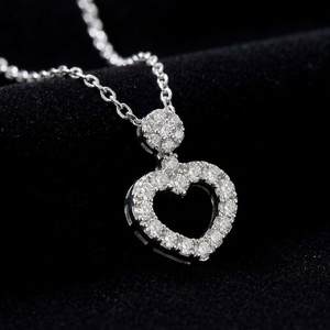 Pendentif en or blanc 18 carats avec diamant, motif cœur ouvert, halo floral, collier à pendentif en forme de grappe, avec chaîne double et diamant de laboratoire - Product Image 2
