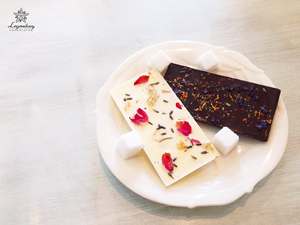 Chocolate negro cubierto con nueces y flores secas como productos al por mayor a granel para regalo del Día de San Valentín - Product Image 1