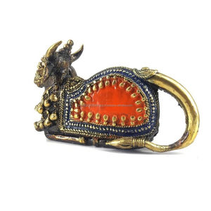 Statue de Nandi en laiton divin, artisanale, tendance, pour la maison ou le bureau, statue de Nandi assise sereine, art Dhokra, figurine maître - Product Image 5