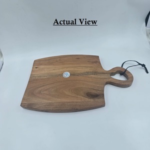 Planche à servir artisanale en bois de manguier 36x23cm, planche à découper en bois, plateau à fromage et charcuterie avec poignée - Product Image 1