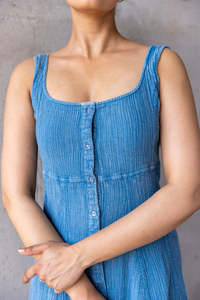 Vestido Midi Azul sin Mangas con Cuello Cuadrado y Botones al Frente, Vestido Casual de Verano de Lino y Algodón Tejido, Silueta Recta, Cintura Natural - Product Image 5
