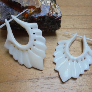 ต่างหูทำมือจากกระดูก สไตล์ชนเผ่าโบราณ งานฝีมือธรรมชาติ - Product Image 1
