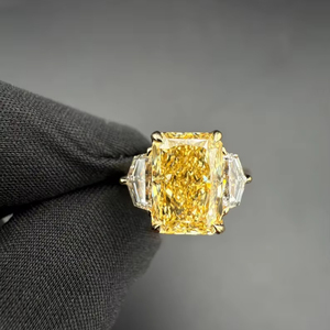 แหวนเพชรทรงสี่เหลี่ยมคางหมูสีเหลืองสดใส 4.02 กะรัต เพชรเพาะเลี้ยงในห้องปฏิบัติการ รับรองโดย IGI แหวนทองคำสุดหรู ของขวัญสำหรับเจ้าสาว - Product Image 2
