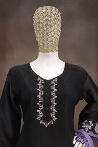 Traje de Seda Negro Bordado para Mujer con Dupatta Morado, Corte Holgado, Largo hasta el Tobillo, Estilo Tradicional Indio-Pakistaní - Product Image 2
