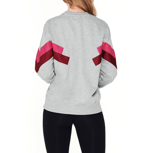 Sweat-shirt gris à col rond pour femme avec blocs de couleur rose et rouge sur les manches Coupe classique en coton tricoté Vêtement d'hiver - Product Image 2