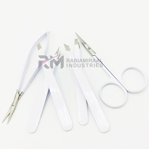 Pinzas para Cejas Clásicas Ligeras de Acero Inoxidable RMI May Top Ranking con Punta Inclinada Plateada y Recubrimiento en Polvo Blanco - Product Image 1