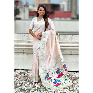 ผ้าไหมพาธาไนสีขาวมุกแบบอีลิท วีฟส์  ลายดอกบัวและนกยูง  งานทอแบบซารี  ผ้าสำหรับชาวอินเดียและปากีสถาน  น้ำหนัก 650 กรัม - Product Image 6