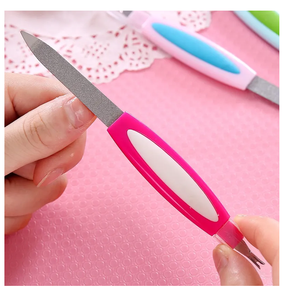 Pousse-cuticules et lime à ongles double usage pour éliminer les peaux mortes et les callosités, avec manche en plastique et lime métallique - Product Image 5