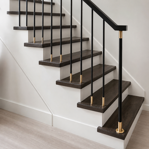 Rampe d'escalier noire moderne avec balustres à accents dorés, main courante intérieure minimaliste pour design d'escalier de luxe. - Product Image 1