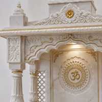 Temple de Pooja Traditionnel Spacieux en Marbre Blanc Makrana Écologique et Durable, Personnalisé avec Détails Dorés pour la Maison