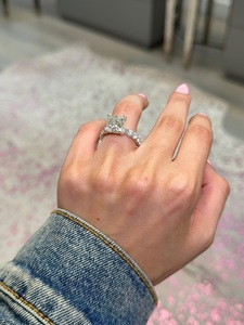 Anillo de compromiso con banda pavé de diamantes cultivados en laboratorio, corte princesa, 6 quilates, certificado IGI - Product Image 4