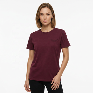 Camiseta de Manga Corta Color Borgoña para Hombre, Logotipo de Ala en Relieve, Corte Regular, Cuello Redondo, Tejido Jersey Informal, Color Sólido - Product Image 4