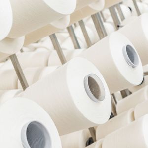 Hilo de Algodón Peinado Compacto NE 32s/1 para Tejido y Punto, Hilo Textil de Alta Resistencia y Calidad Premium - Product Image 3