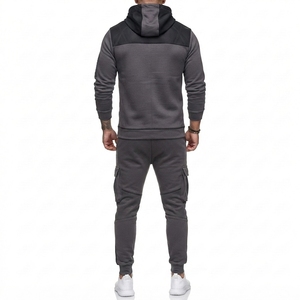 Chándal premium para hombre hecho con tela transpirable que ofrece comodidad, flexibilidad y estilo moderno durante todo el día, para deportes y uso casual. - Product Image 2