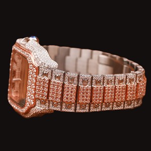 Montre pour homme bicolore style hip-hop avec boîtier carré, cadran à chiffres romains, fonction date automatique, entièrement sertie de moissanite et de diamants ronds - Product Image 2