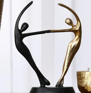 Escultura Moderna Abstracta de Figura Humana, Hecha a Mano, en Aluminio Dorado y Negro, Decoración Artística para Mesa, Estilo Contemporáneo, para Bodas, Cumpleaños - Product Image 1