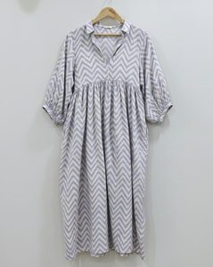 Robe de bureau formelle mi-longue pour femme, 100 % coton, tissée à la main, motif floral dessiné à la main, col en V, manches bouffantes, coupe trapèze, respirante et naturelle - Product Image 1