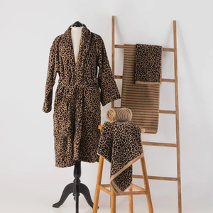 Bata de Baño de Terciopelo con Estampado de Leopardo, Nuevo Diseño Unisex, Bata de Lujo para Spa en Casa, Suave y Cómoda - Product Image 1