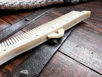 Peigne Viking en Corne de Buffle Fait Main Écologique Poli Style Animal Forme Naturelle Médiévale Peigne à Cheveux Artisanat d'Art de Collection NS