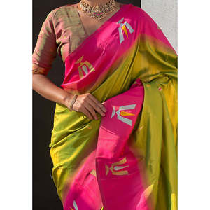 Sari Tradicional Surindio Verde de Seda Suave con Bordado Zari y Contraste de Tilak, Ropa India y Pakistaní de la Marca Elite Weaves - Product Image 2