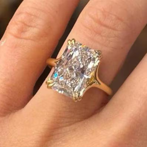 Bague de fiançailles et de mariage tendance IcedJewelz avec diamant de laboratoire taille radiant de 3 carats en or jaune 14 carats - Product Image 4