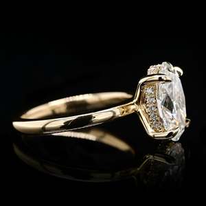 Anillo de Platino 950 con Diamante Cultivado en Laboratorio, Corte Ovalado, Halo Oculto, Estilo Catedral, Marca Privada de Joyería de Lujo, Proveedores Directos - Product Image 3