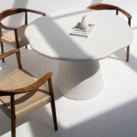 Table à manger irrégulière en micro-béton Vandana Aureo Arion avec un design moderne
