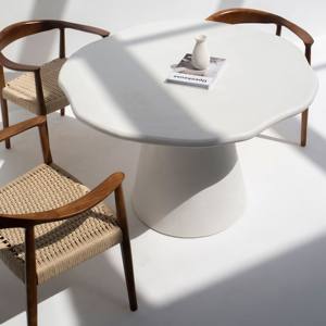 Mesa de Comedor Irregular de Microhormigón Vandana Aureo Arion con Diseño Moderno - Product Image 1