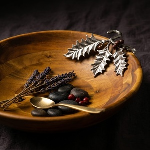 Bol à salade artisanal en bois d'acacia avec accent festif en argent et baies de houx, bol de service décoratif écologique de qualité supérieure pour la maison - Product Image 6