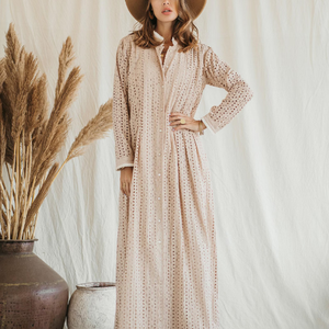 Vestido Largo Maxi de Algodón Orgánico Beige, Estilo Victoriano Romántico, Manga Larga, Tipo Kaftán con Botones - Product Image 3