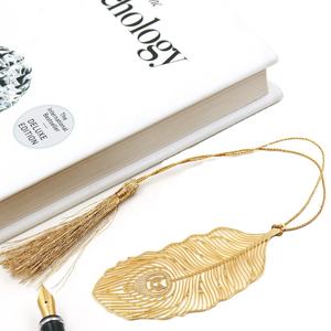 Marcapáginas de metal con forma elegante, perfecto para lectores que adoran accesorios elegantes e inspirados en la naturaleza. - Product Image 2