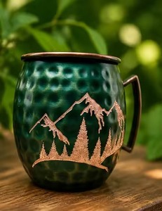 Mug Moscow Mule en cuivre peint à la main vert premium, tasse à bière de luxe à motif floral en relief, robuste, en métal massif, en forme de baril - Product Image 6