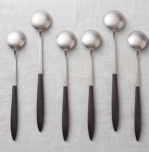 Juego de cucharas esféricas de doble tono en plata satinada con mango negro mate, elegantes, de acero inoxidable, para bodas, eventos y restaurantes. - Product Image 1