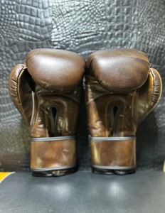 ถุงมือชกมวยหนังวัวแท้พรีเมียม ทำมือ สำหรับฝึกซ้อมและแข่งขัน หลายสี รับทำโลโก้แบรนด์ของคุณเอง รับผลิตแบบ OEM - Product Image 2