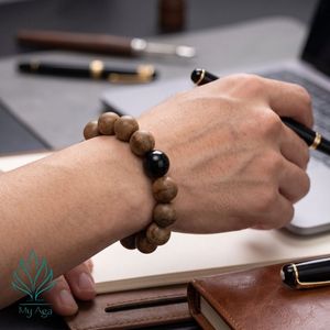 Bracelet tendance en bois d'agar naturel unisexe AL-SB-0008-12 avec 14 perles de bois d'agar et 3 perles de corail pour la méditation - Product Image 6