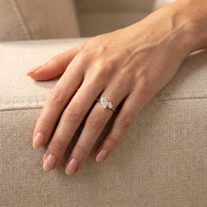 แหวนหมั้นเพชรทรงลูกแพร์ 2.02 กะรัต ผลิตในห้องปฏิบัติการ ดีไซน์ Toi Et Moi แหวนสัญญา ทองคำแท้ 14K ของขวัญแต่งงานสุดหรู ปรับแต่งได้ เครื่องประดับสำหรับงานแต่งงาน - Product Image 2