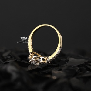 แหวนเพชรทรงรี KIRTI JEWELRY ทองคำแท้ 18K เพชรธรรมชาติทรงรัศมี คลาสสิกสำหรับผู้หญิง ได้รับการรับรองจาก GIA - Product Image 4
