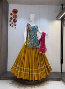 Conjunto Tradicional Indio de Lehenga Choli, Seda Negra con Bordado Verde, Blusa Verde, Dupatta Roja, Ropa de Boda, Estilo Holgado hasta el Suelo para Mujer - Product Image 3
