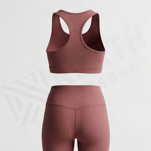 Ensemble de sport sans couture pour femme : Crop top, soutien-gorge de sport et tenue de yoga durable - Product Image 2